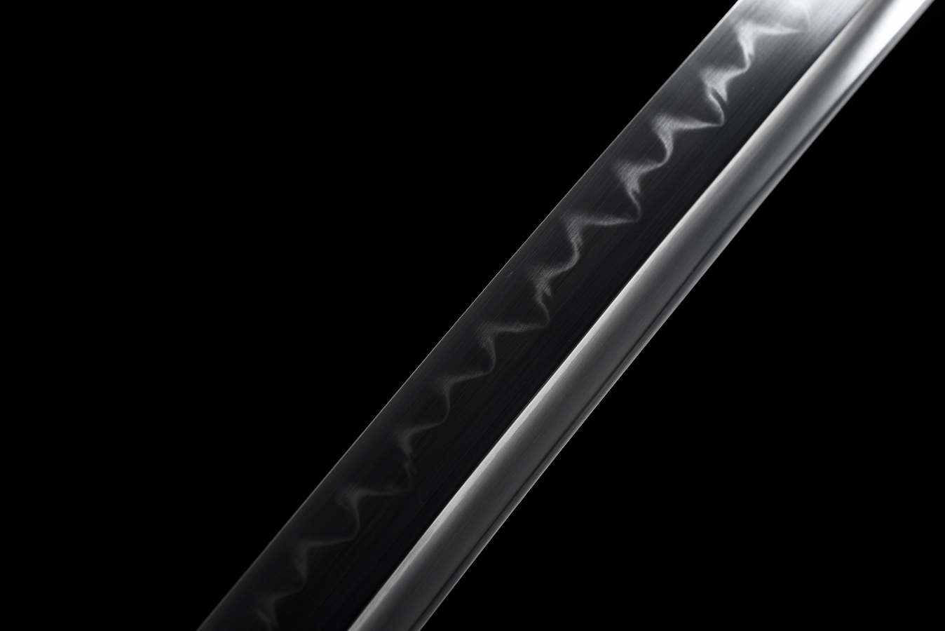 Clay-tempered T10 blade and visible hamon on the Dark Bamboo Tiger katana